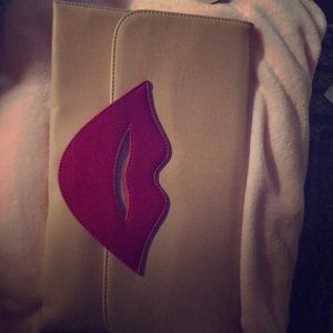 Kiss me Clutch